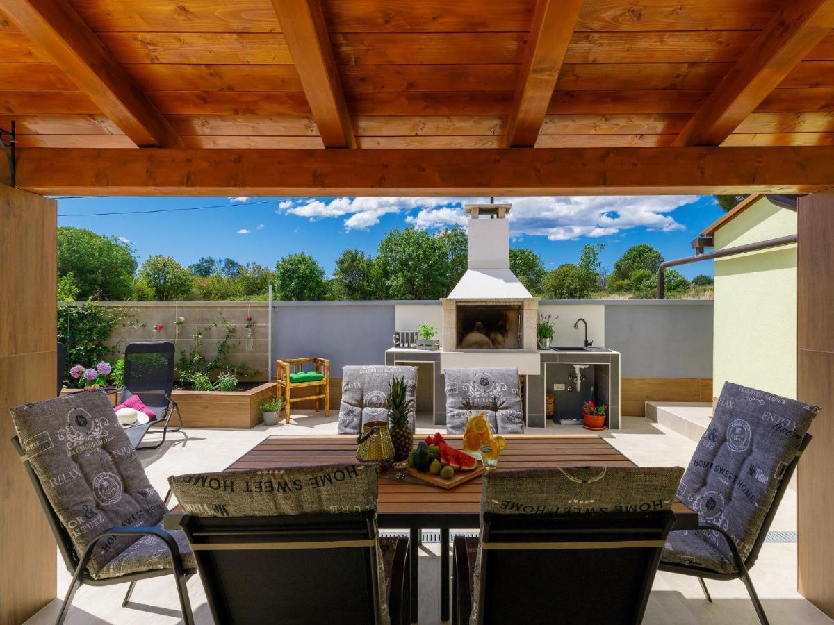 Holiday Home Laura By Interhome Pula Exterior photo